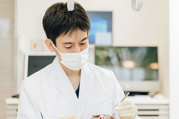 歯をぶつけてしまったときにご相談ください。日本口腔外科認定医・日本外傷歯学会認定医が対応いたします。